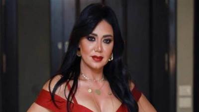 رانيا يوسف تخطف الانظار بالاحمر فى عيد الحب