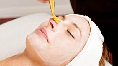 تفتيح وعلاج حب الشباب.. فوائد لا تعرفيها عن قناع الزبادي 