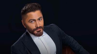 لما أبقى متمرن كويس قبل الفرح .. كوميديا تامر حسنى مع رئيس فرقته الموسيقية