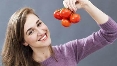 3 أصناف من البشر يحظر عليهم أكل الطماطم