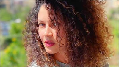 ندي موسي تخطف الأنظار بشعرها الكيرلي