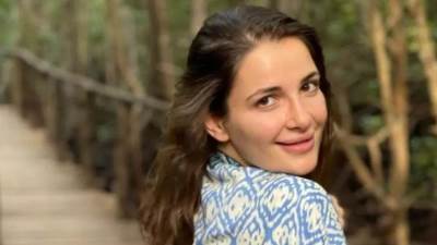 شام الذهبي تخطف الأنظار بإطلالة أنيقة