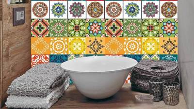 أفكار مختلفة لديكور الحمام ببلاط متعدد الألوان