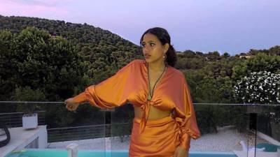 جنا عمرو دياب تفاجئ الجمهور وترتدي جاكيت والدها