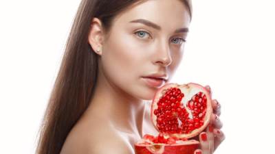 وصفة فعالة بقشر الرمان لتنعيم الشعر