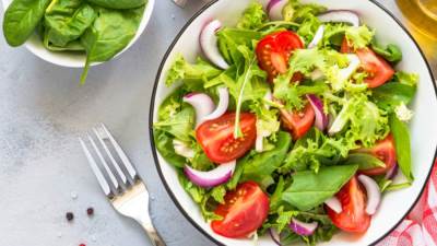 الخيار والطماطم والبصل.. لا يجب عليك تخزينها في الثلاجة والسبب؟