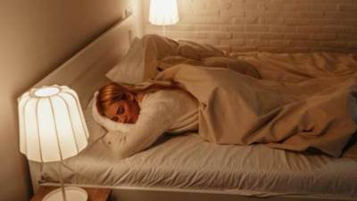 تعرفي على مخاطر ترك الضوء في الغرفة أثناء النوم
