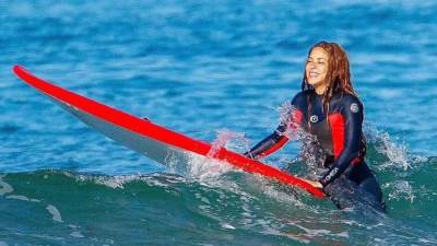 شاهدي| شاكيرا تقضي اجازتها مع مدربها.. في البحر 