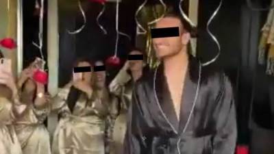 بالروب الستان.. حفل زفاف في غرفة النوم يشعل السوشيال ميديا