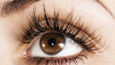 سيروم منزلي بسيط لتكثيف وتطويل الرموش.. اصنعيه بنفسك