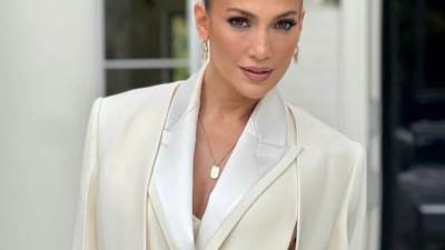 خطوات لمكياح ناعم ورقيق وتسريحة بسيطة بأسلوب جينيفر لوبيز