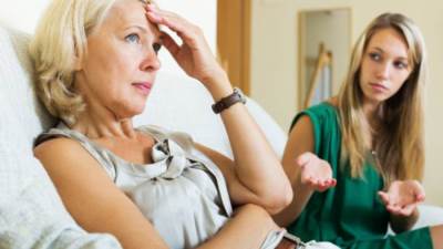 كيف تتعاملين مع حماتك الغيورة في فترة الخطوبة؟