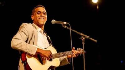 فيديو.. وفاة مغني أثناء تقديمه عرضا على المسرح