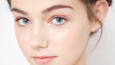 كيف تحصلين على بشرة وردية بدون مكياج؟