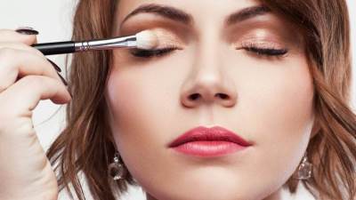 طريقة رسم العين بالأيشادو