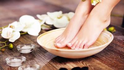 خطوات للعناية بقدميك في المنزل