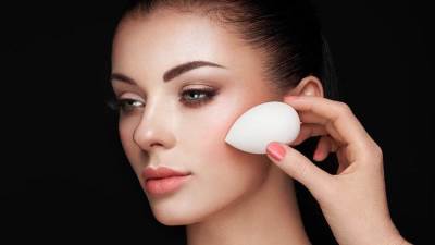 المكياج المات أبرز صيحات هذا الخريف.. تعلمي طريقة وضعه