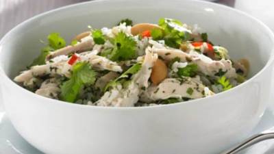 سلطة الأرز والدجاج التايلندية.. طبق شهي وسريع التحضير