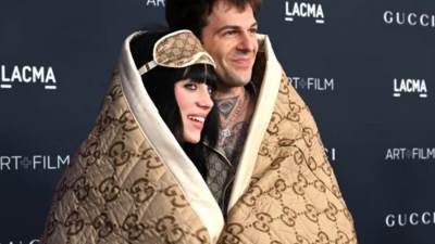  بيلي أيليش وحبيبها باللحاف على السجادة الحمراء في حفل Film Gala