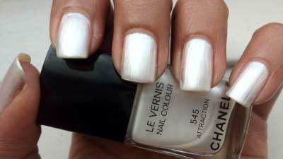 أبرز مستحضرات طلاء الأظافر بتدرجات اللون الأبيض لشتاء 2023