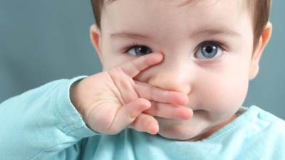 كيف تعالجين مشكلة انسداد الأنف عند طفلك منزلياً؟