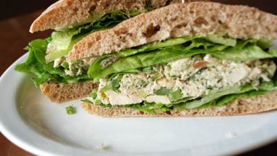 ساندويش الدجاج بصوص السيزر.. مناسب لوصفات الدايت