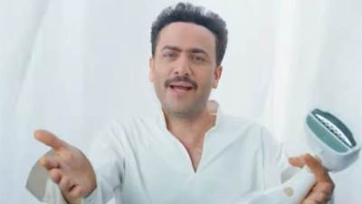 تامر حسني يظهر مواهبه في تقليد الفنانين في إعلانه الجديد.. فيديو