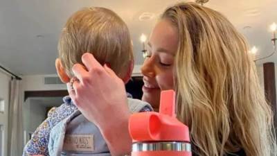 آمبر هيرد تعيش في هذا البلد مع ابنتها بعد انتصار جوني ديب عليها