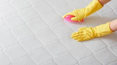 كيف تزيلين البقع الصعبة عن مرتبة السرير؟