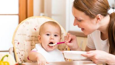 هل تنوين إدخال الطعام الصلب لطفلك؟ هذا المقال يهمك