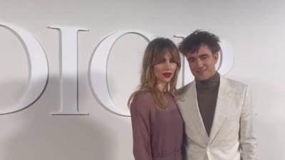 روبرت باتنسون وصديقته سوكي واترهاوس في عرض أزياء Dior بمصر