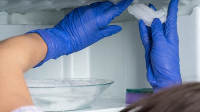 إليكِ الخطوات الصحيحة لإذابة ثلج الفريزر