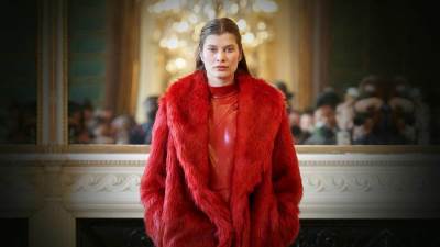 دور الأزياء العالمية تعتمد المعطف الأحمر لشتاء هذا العام