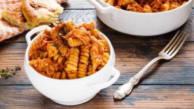  طريقة عمل مكرونة حمراء بالدجاج