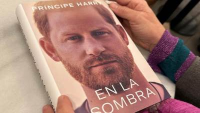 شركة طيران تكذّب مذكرات الأمير هاري وتسخر منه