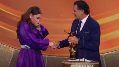 مطربة شابة تدخل في نوبة بكاء في حفل Joy Awards .. وراغب علامة ينقذ الموقف (فيديو)