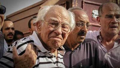 رشوان توفيق يبكي بعد حكم المحكمة في دعوى ابنته