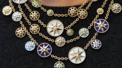 أقراط من الذهب وعرق اللؤلؤ المميّز من مجوهرات Dior الراقية