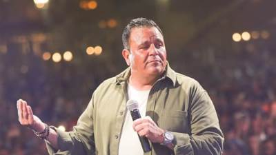 محمد فؤاد يكشف سبب غيابه عن الغناء وحقيقة احتضانه لعمر كمال.. فيديو