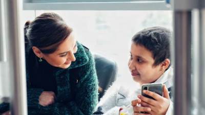 بالصور - ياسمين رئيس تدعم أطفال السرطان في يومهم العالمي