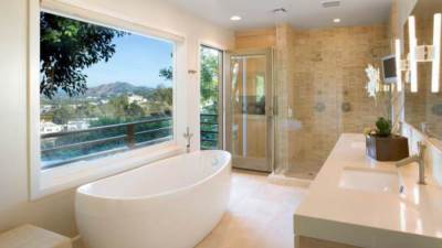 أفكار لاستخدام المرايا والزجاج في الحمام