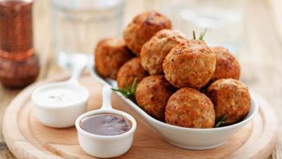 كرات الدجاج المقلية مع صلصة الرانش