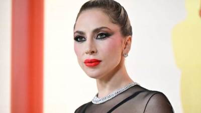 ليدي غاغا تزيل مكياجها بحفل الأوسكار 2023