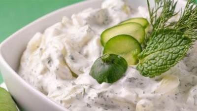 طريقة عمل  سلطة خيار بالزبادي والشبت