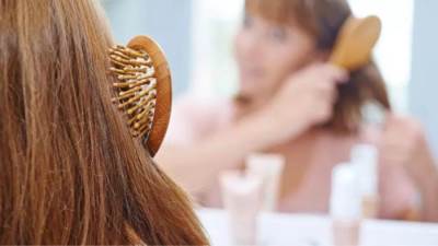 كم مرة يحتاج شعرنا إلى تسريحه في اليوم؟