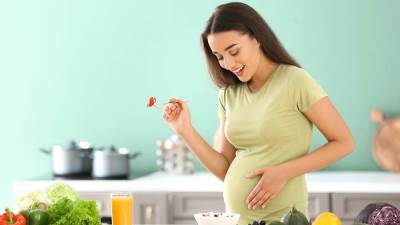 5 أطعمة تهم المرأة الحامل في الصيف