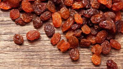 فوائد الزبيب الأحمر المذهلة.. تعرفي عليها