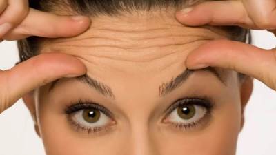 3 أسباب وراء التجاعيد المبكرة على وجهك