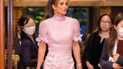 الملكة رانيا تجمع الفخامة والاحتشام في إطلالاتها باليابان