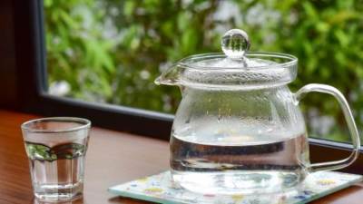 ما هي فوائد شرب الماء الدافيء على الريق؟